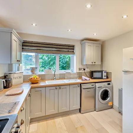 2 Bed In Richmond Oc-74305 Holiday home